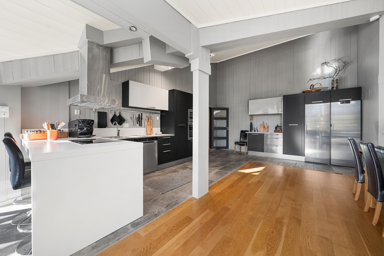 Kjøkkenet har godt med skap- og benkeplass Galleribilde