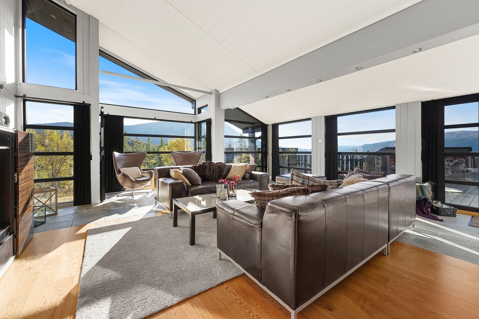 Nydelig stue med plass til å møblere i ulike soner. Stue/kjøkken-området er på ca. 70 kvm Galleribilde