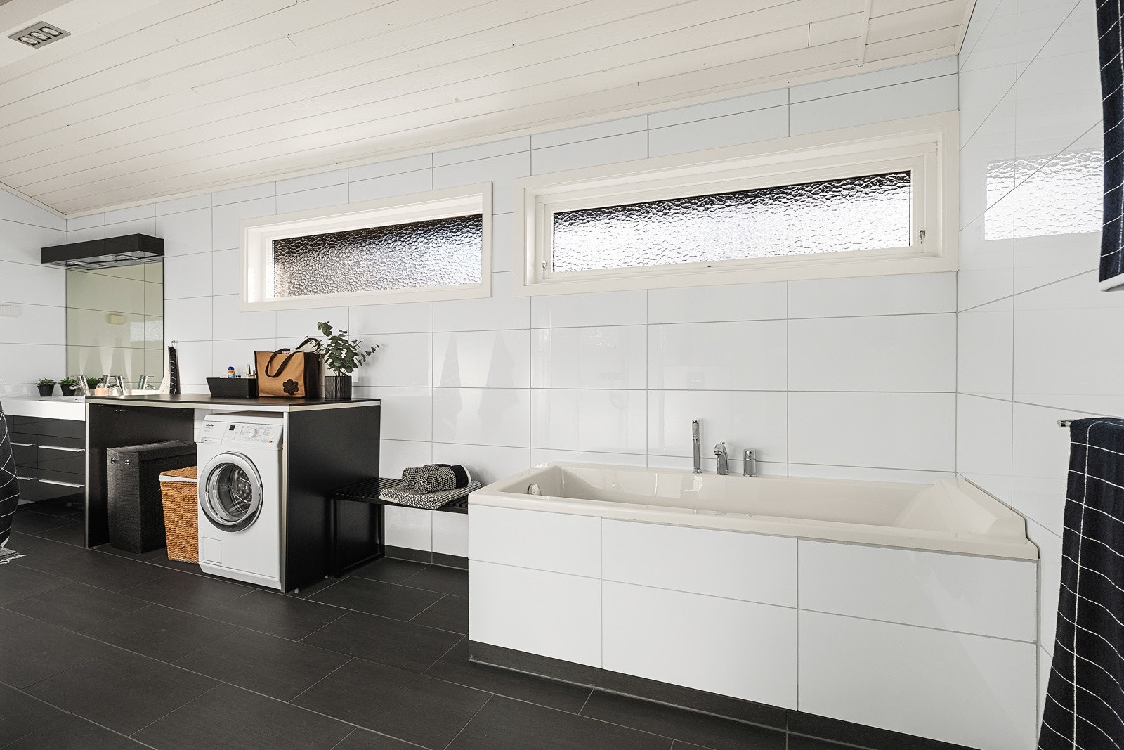 Hytta har to delikate og fullt utstyrte bad. Det største badet har også opplegg for vaskemaskin Galleribilde