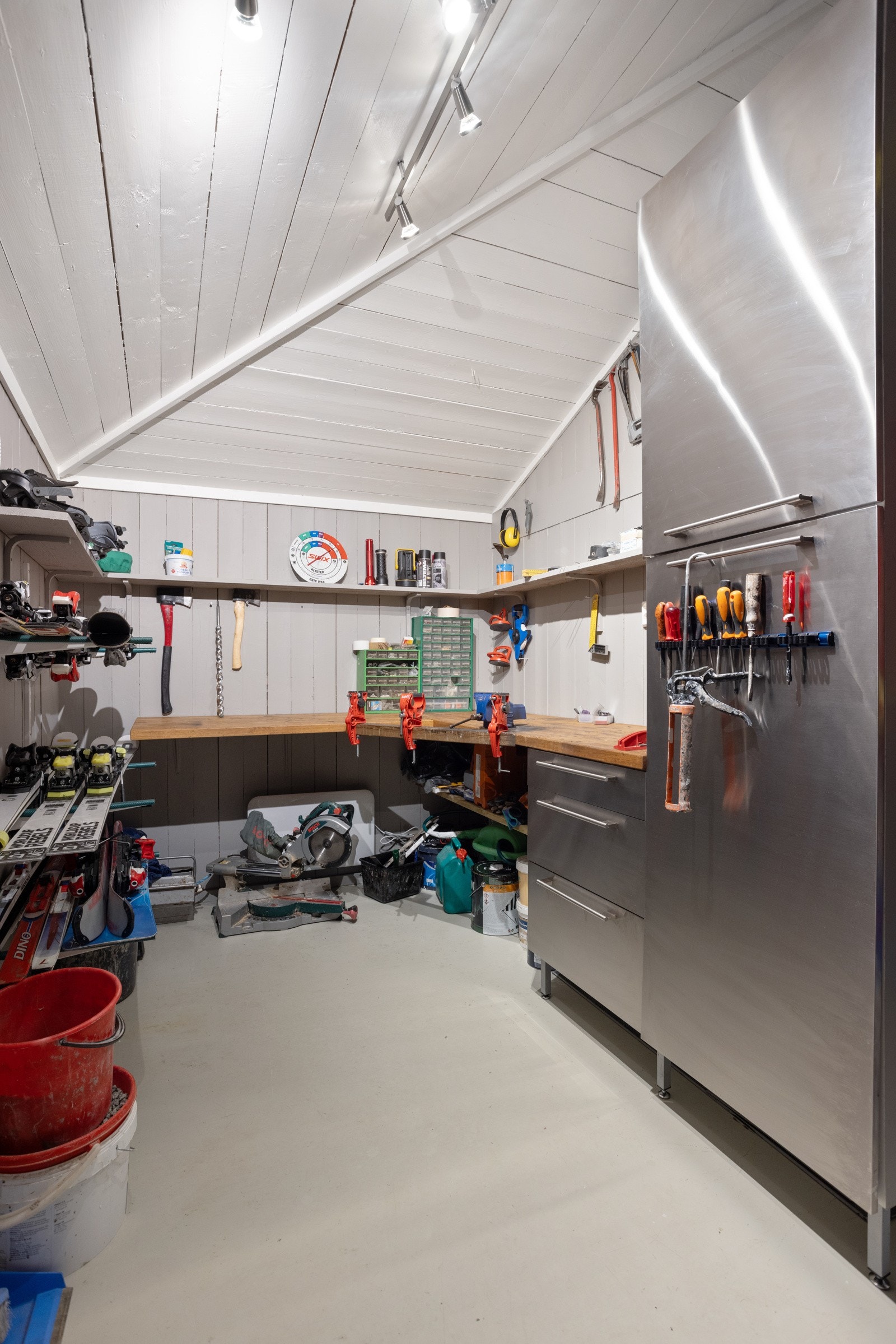 Utvendig sportsbod i tilknytning til inngagspartiet. Boden er av god størrelse og har plass til oppbevaring av ved, ski og andre redskaper. Hytta har i tillegg vedbod og innvendig bod med lagringsloft over Galleribilde