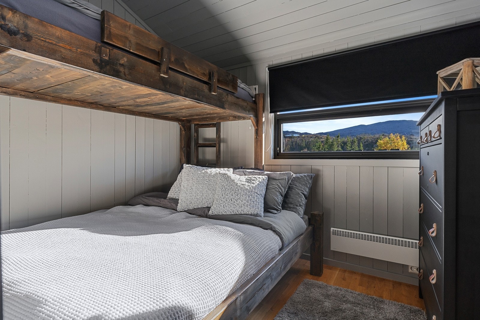 Soverom II innredet med familiekøye. Det er totalt 5 soverom i hytta med totalt 12 sengeplasser slik den er innredet i dag Galleribilde