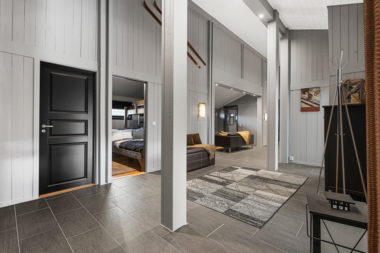 Man ankommer hytta via et praktisk og overbygget inngangsparti. Videre kommer man inn i en pent flislagt hall med varmekabler i gulv Galleribilde