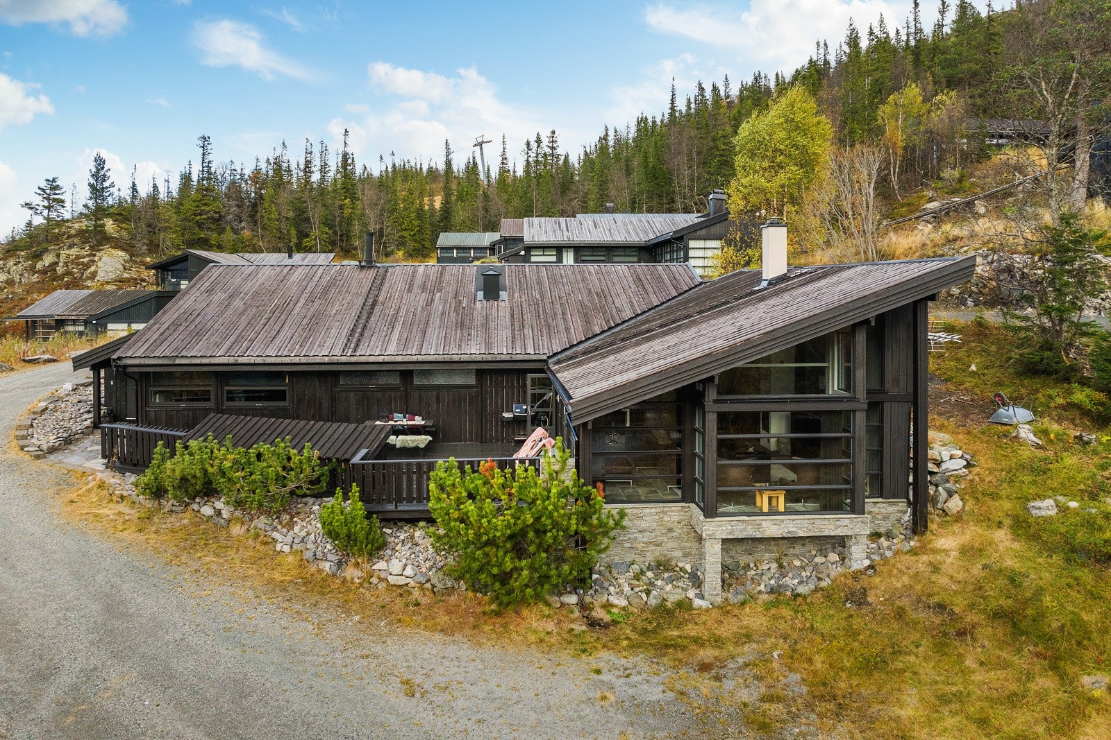 Privatmegleren har nå gleden av å presentere Fjellgrendvegen 42. En sjelden anledning hva kommer til kombinasjon av hytte og beliggenhet på Gaustablikk! Galleribilde