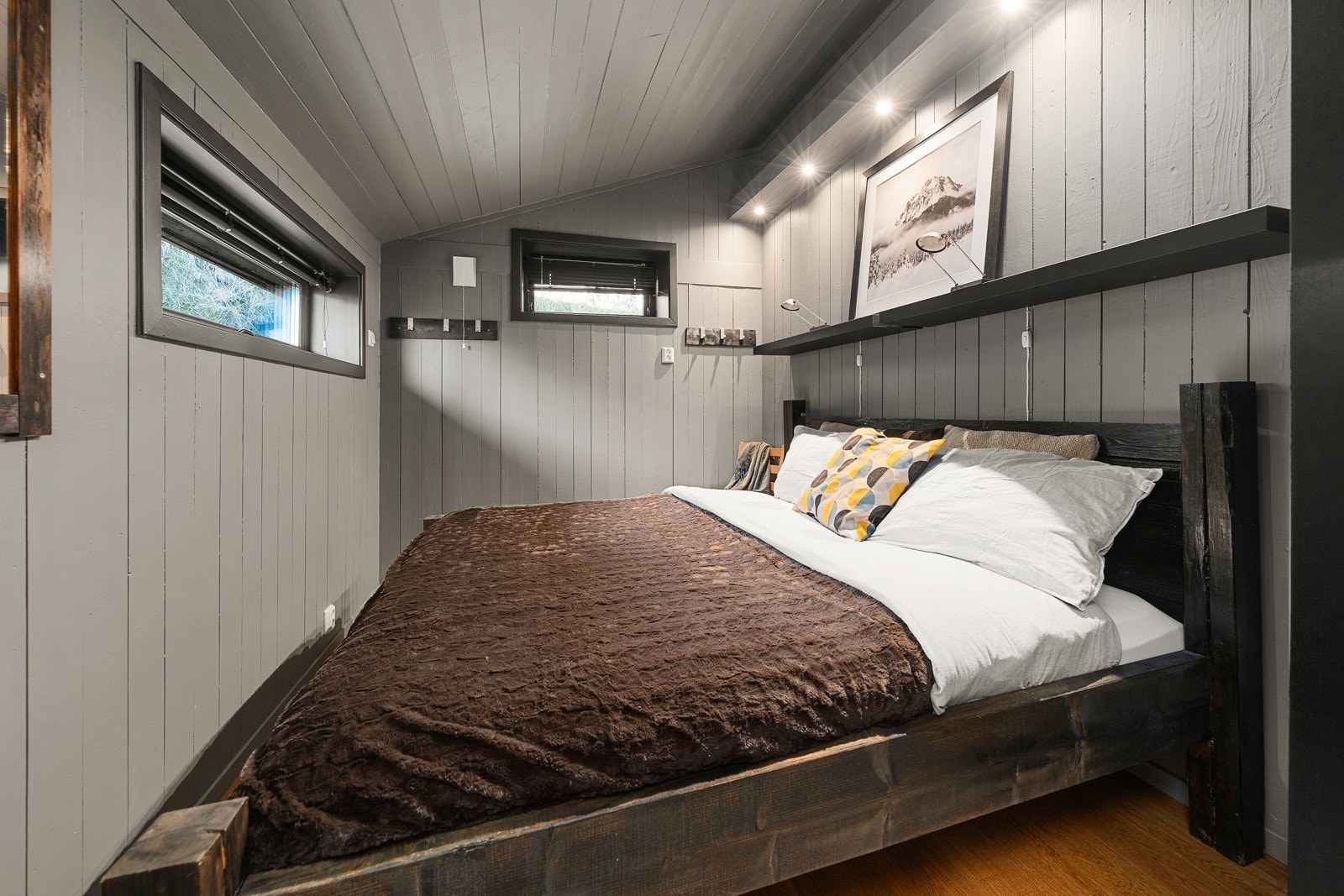 Hovedsoverommet er innredet med dobbeltseng og ligger for seg selv i enden av hytta Galleribilde