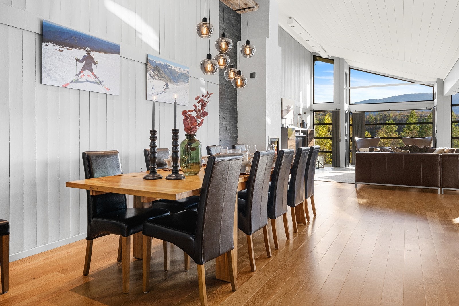 Nyt et bedre måltid, gode samtaler og brettspill til lyden av knitrende flammer Galleribilde