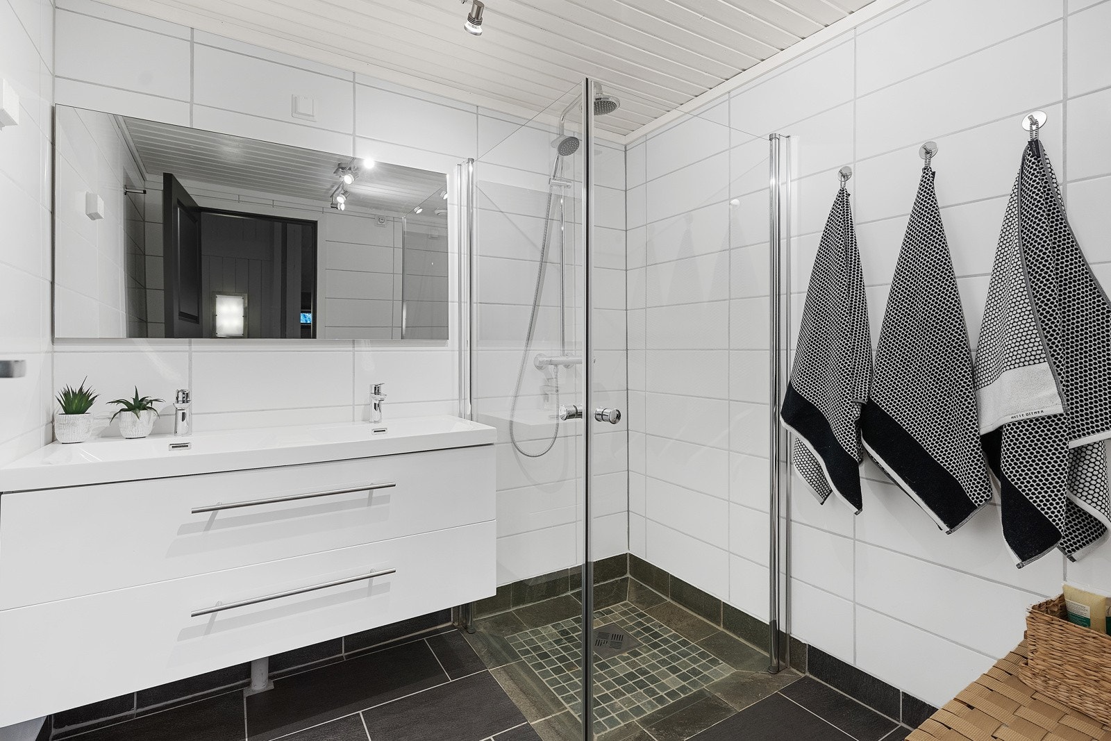 Baderom II har moderne baderomsinnredning med servant og dusjnisje med glassvegger. Separat toalettrom vedsiden Galleribilde