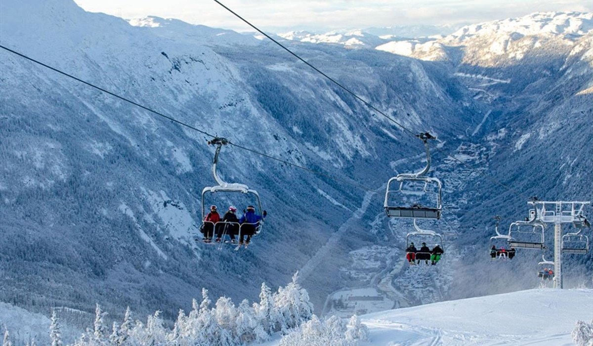 Gausta Skisenter tilbyr skikjøring i verdensklasse. Gausta skisenter har hele 37 nedfarter og 13 heiser. Området består av tre barneområder, to terrengparker og utfordrende offpist-kjøring Galleribilde