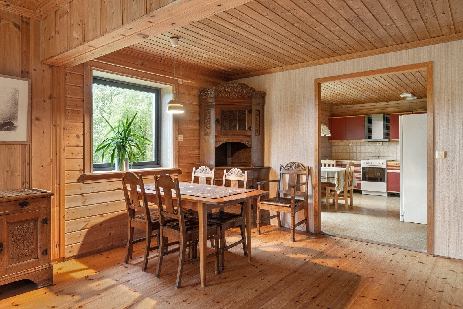 Planløsningen gir plass til spisegruppe. Den orginale delen av boligen er tømmerbolig med tykke isolerende yttervegger Galleribilde