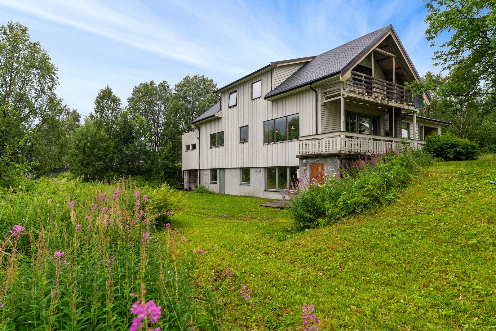 Stor og flott opparbeidet hage. Her er det mange muligheter for de som ønsker å beplante og skape en levende velholdt hage. Galleribilde