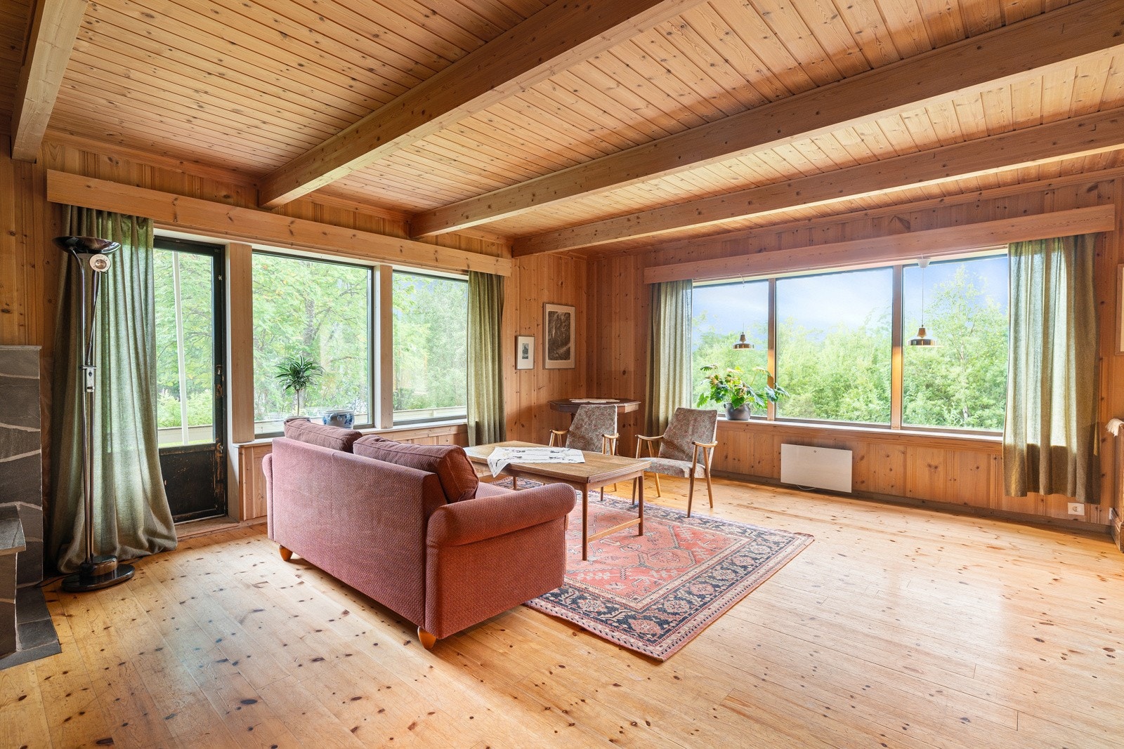 Åpen og luftig stue med store vindusflater som gir rommet et flott og naturlig lys. Galleribilde