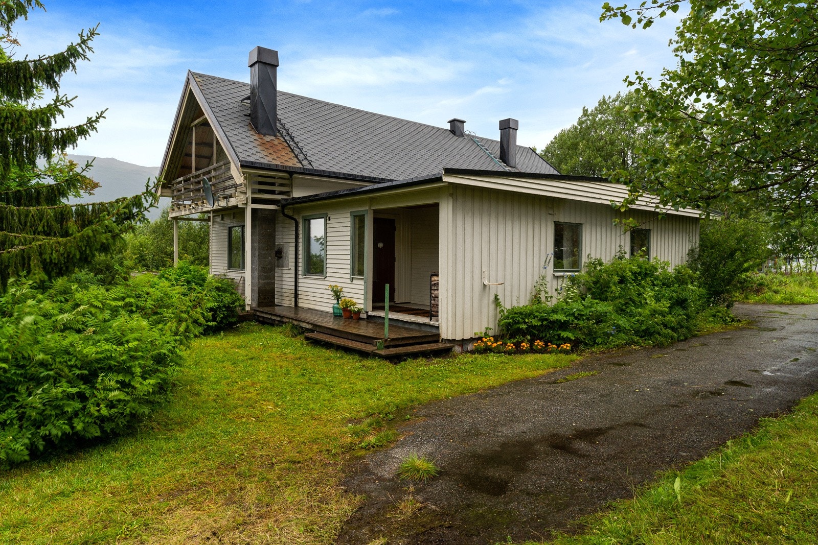 Boligen strekker seg over 3 plan: Kjeller, 1.etasje og loftsetasje. Galleribilde