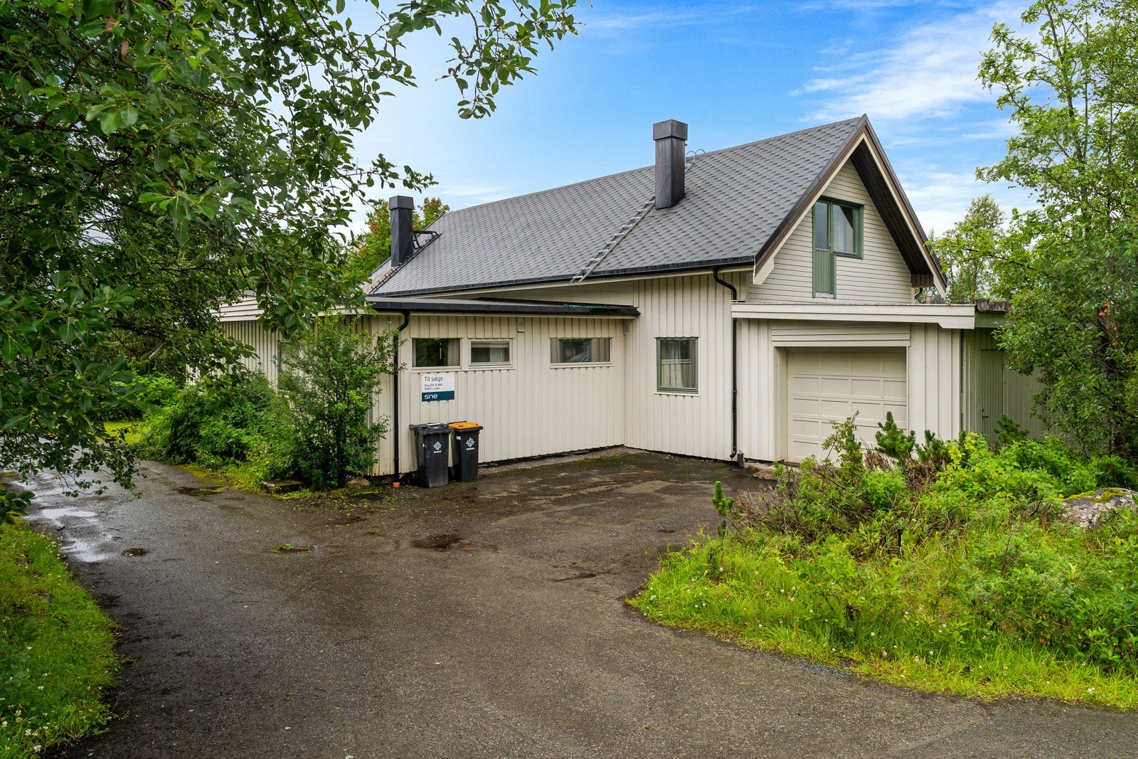 Boligen har mange parkeringsplasser fordelt på to innkjørsler og garasjen. Galleribilde