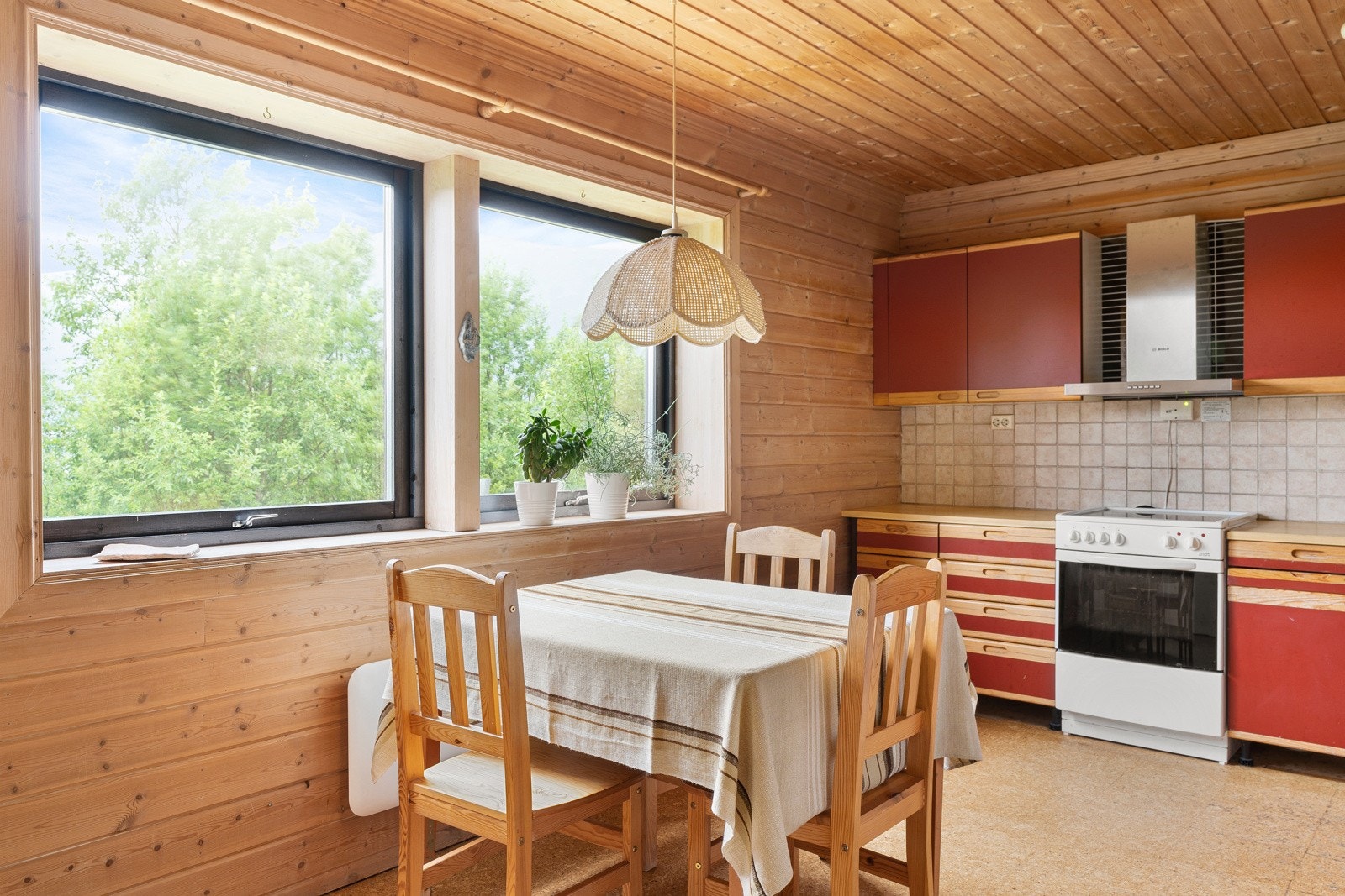 I kjøkkenområdet er det plass til en mindre spisegruppe. Galleribilde