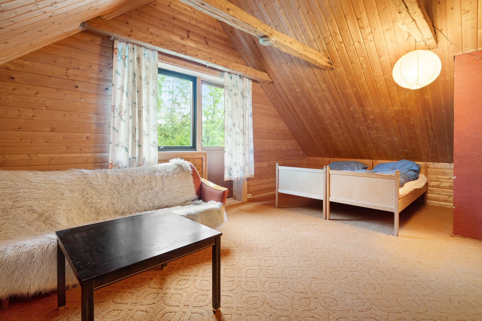 Soverom med skråtak som gir rommet en fin atmosfære. Galleribilde