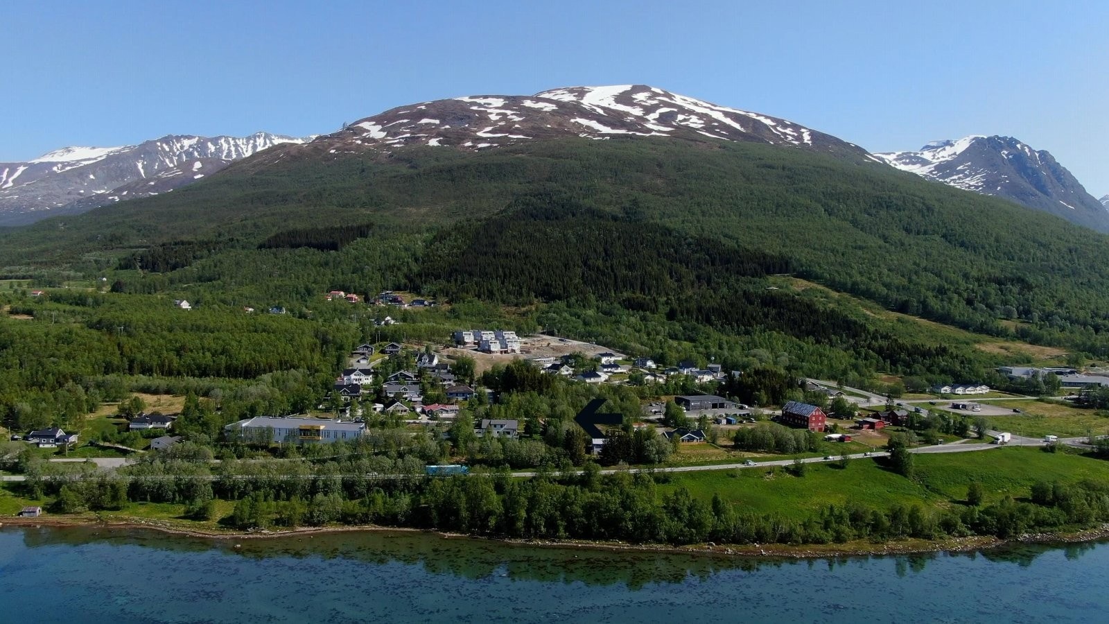 Tomten strekker seg helt ned til fjæren. Galleribilde