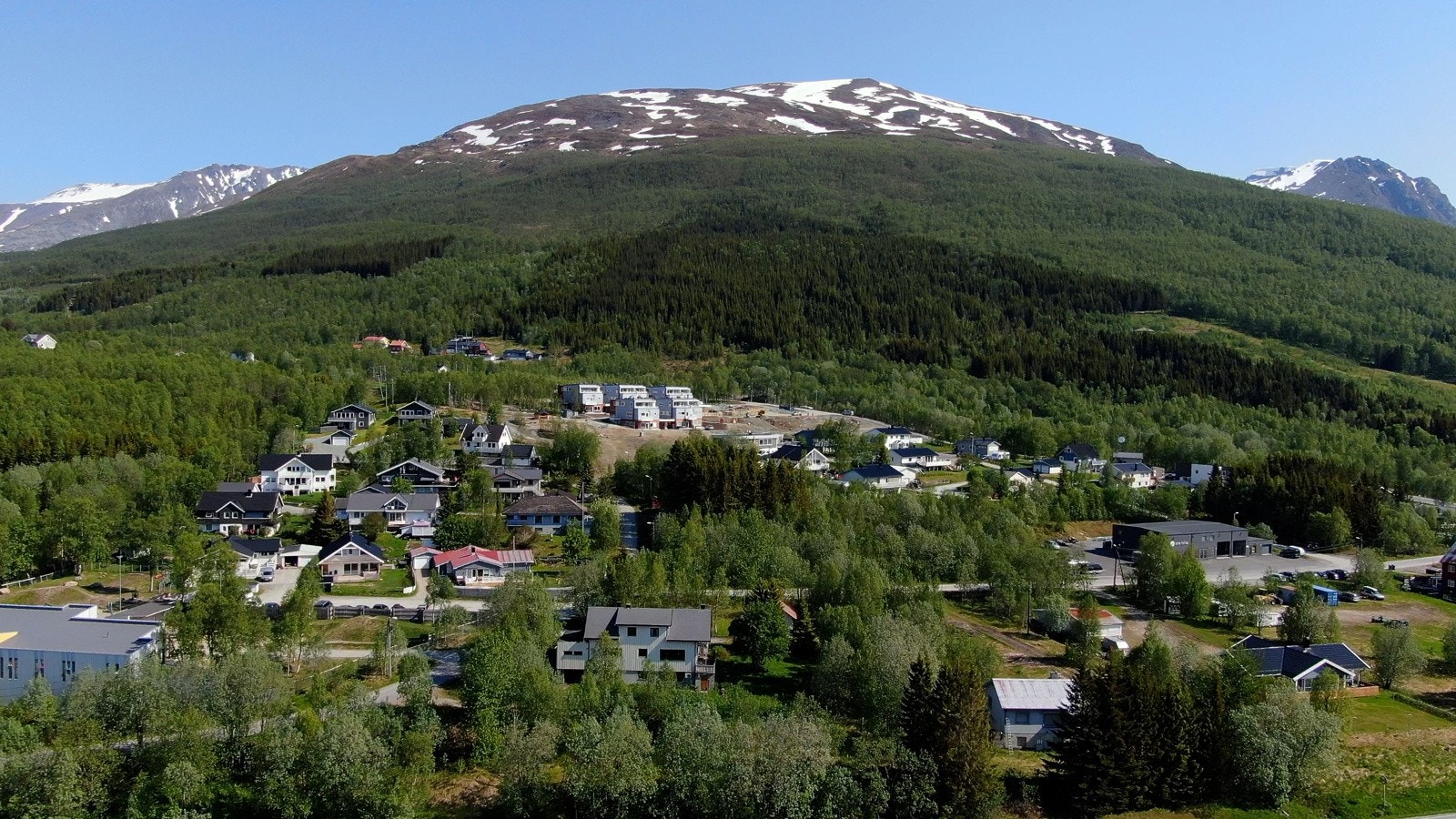 Et stenikast unna boligen ligger kunstgresset, barnehage/skole, kiosk, skogsveier, toppturer og skiløyper. Galleribilde