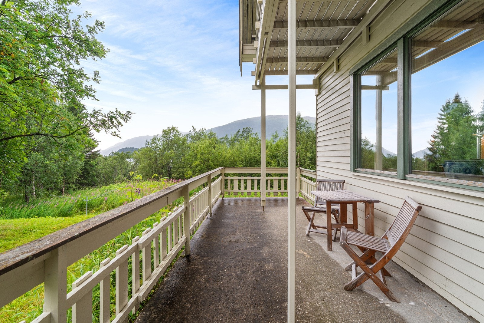 En flott terrasse som har plass til koselig sittegruppe. Perfekt sted for å nyte solfylte dager og morgenkaffen. Galleribilde