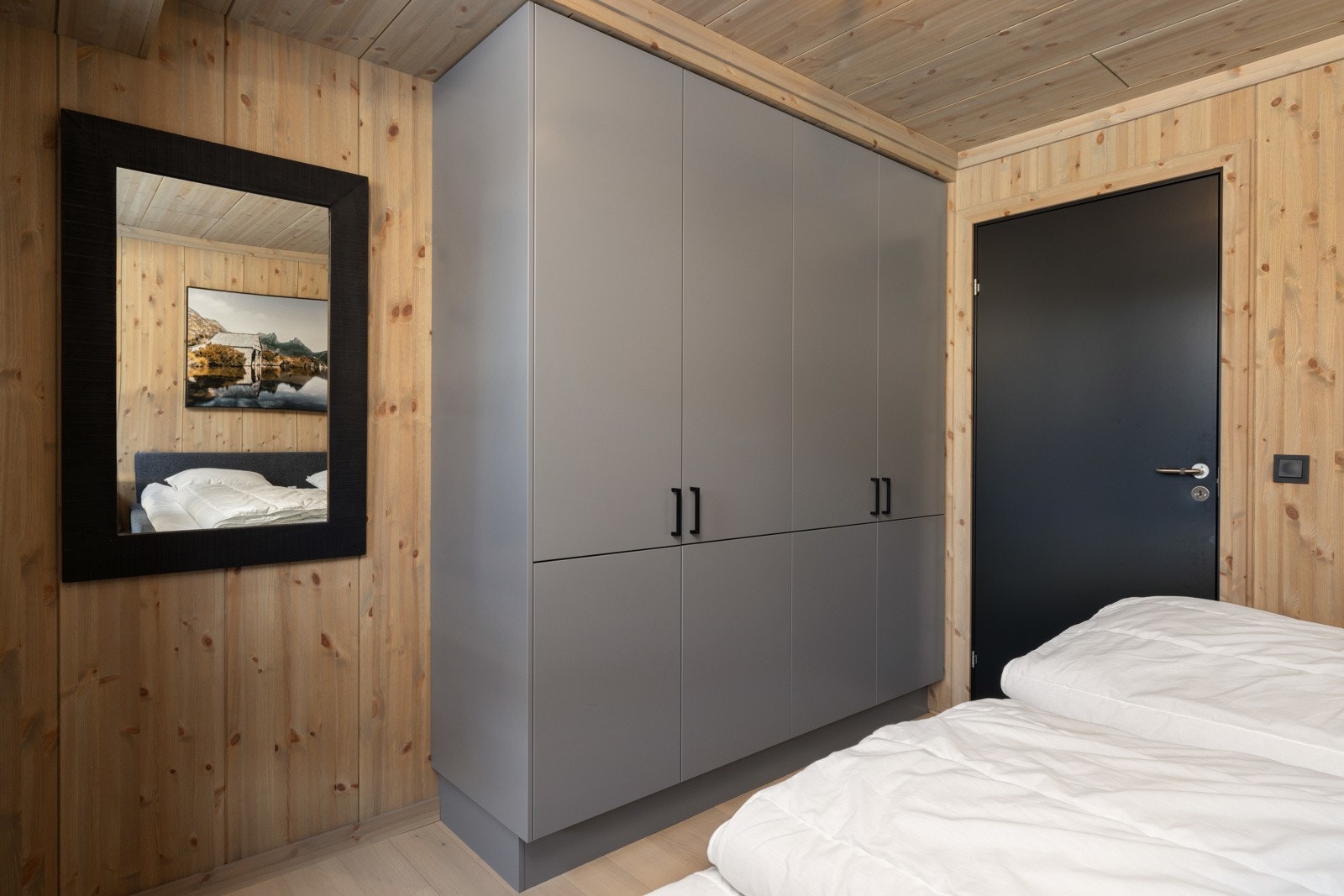 Garderobeskap på soverom. Det medfølger også bod i kjeller. Galleribilde