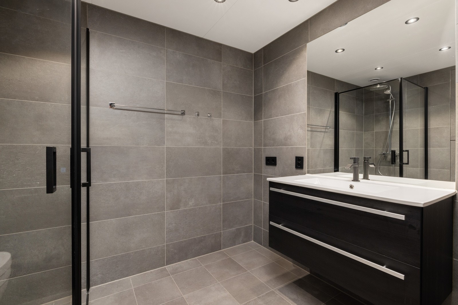 Delikat baderom med vannbåren gulvvarme Galleribilde