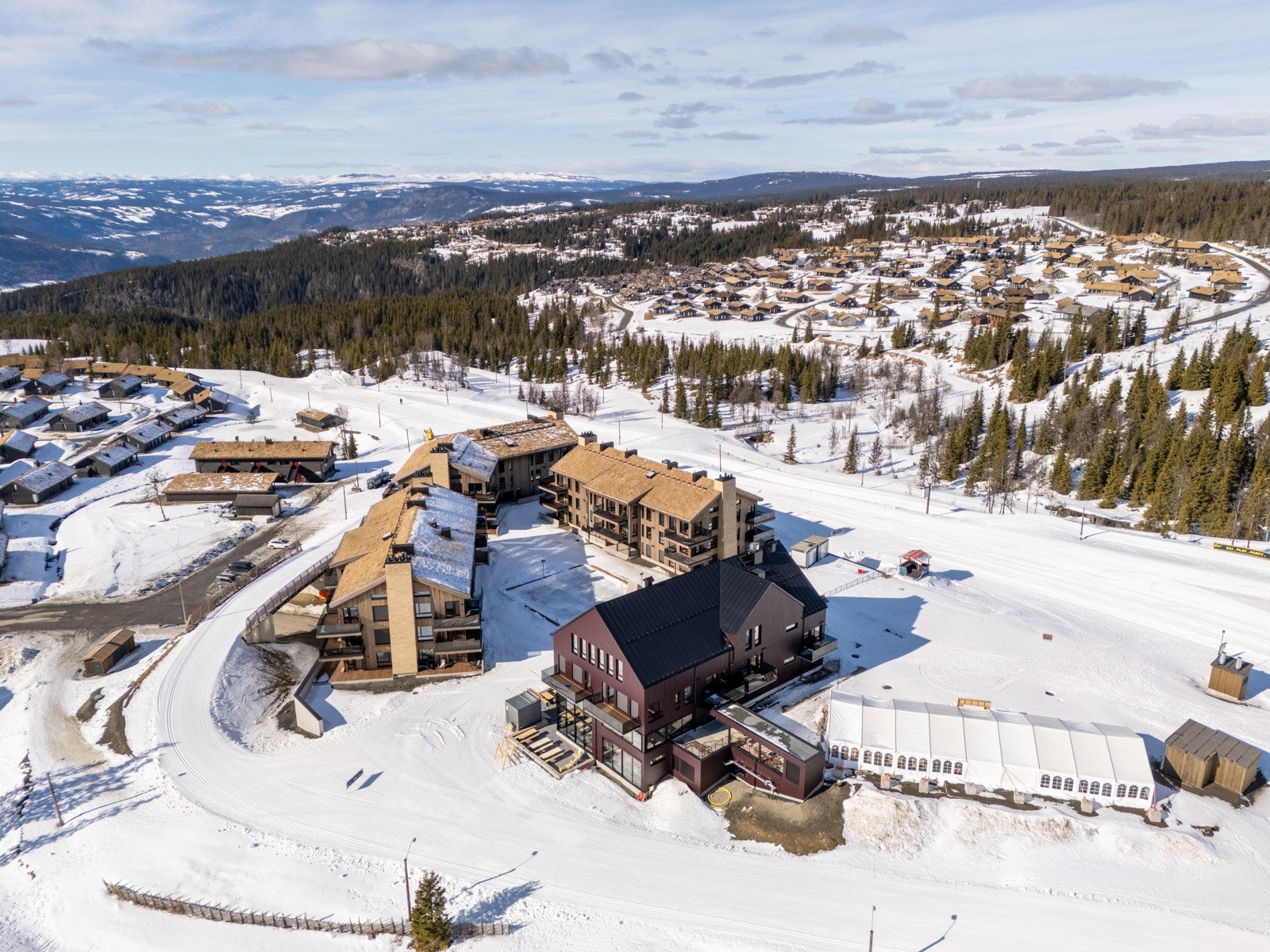 Dette high-end og unike fritidskonseptet kombinerer det beste Norge har å tilby innen langrenn, alpint og terrengsykling - alt rett utenfor døren. Galleribilde