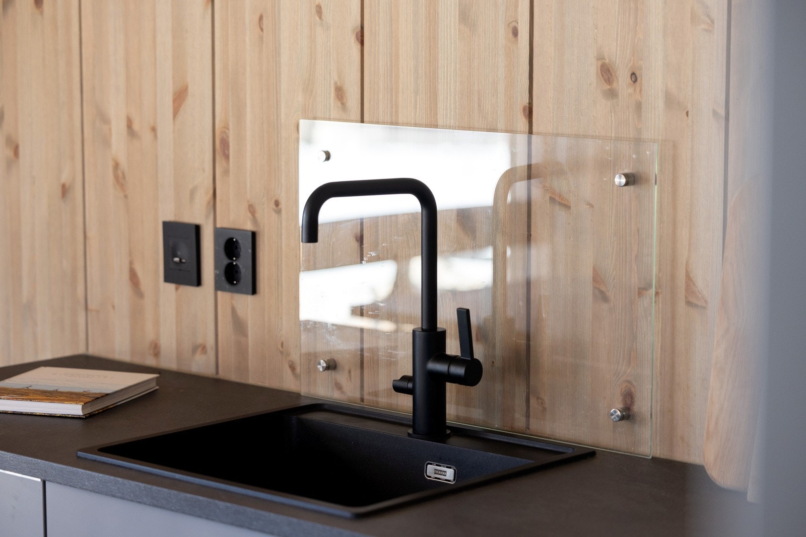 Påkostede armaturer som matcher stikkontakter og termostat. Galleribilde