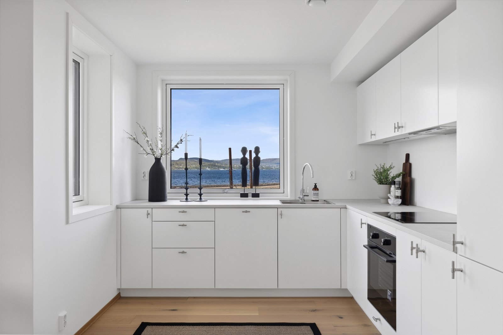 Kjøkken fra Drømmekjøkkenet med integrerte hvitevarer. Galleribilde