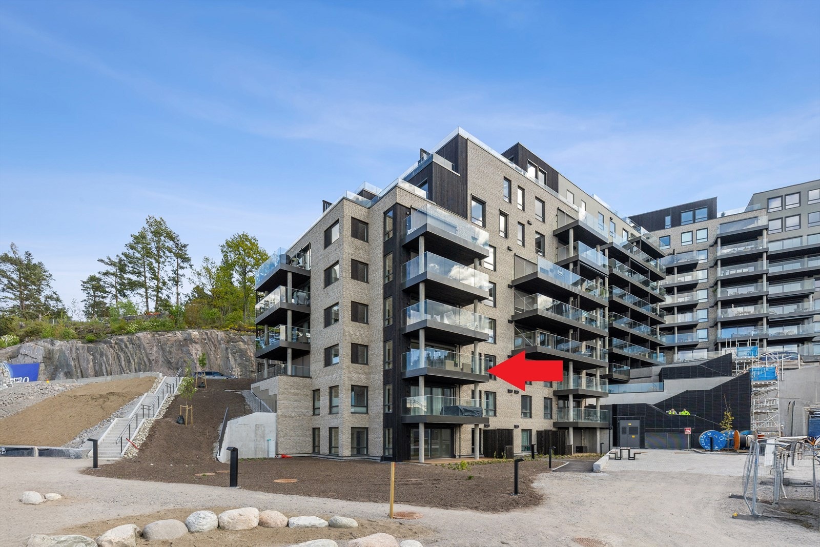 Leiligheten ligger fint i 3. etasje på sydvest-hjørnet. Det er enkelt adkomst fra både fellesområdet og innvendig fra garasjen. Galleribilde