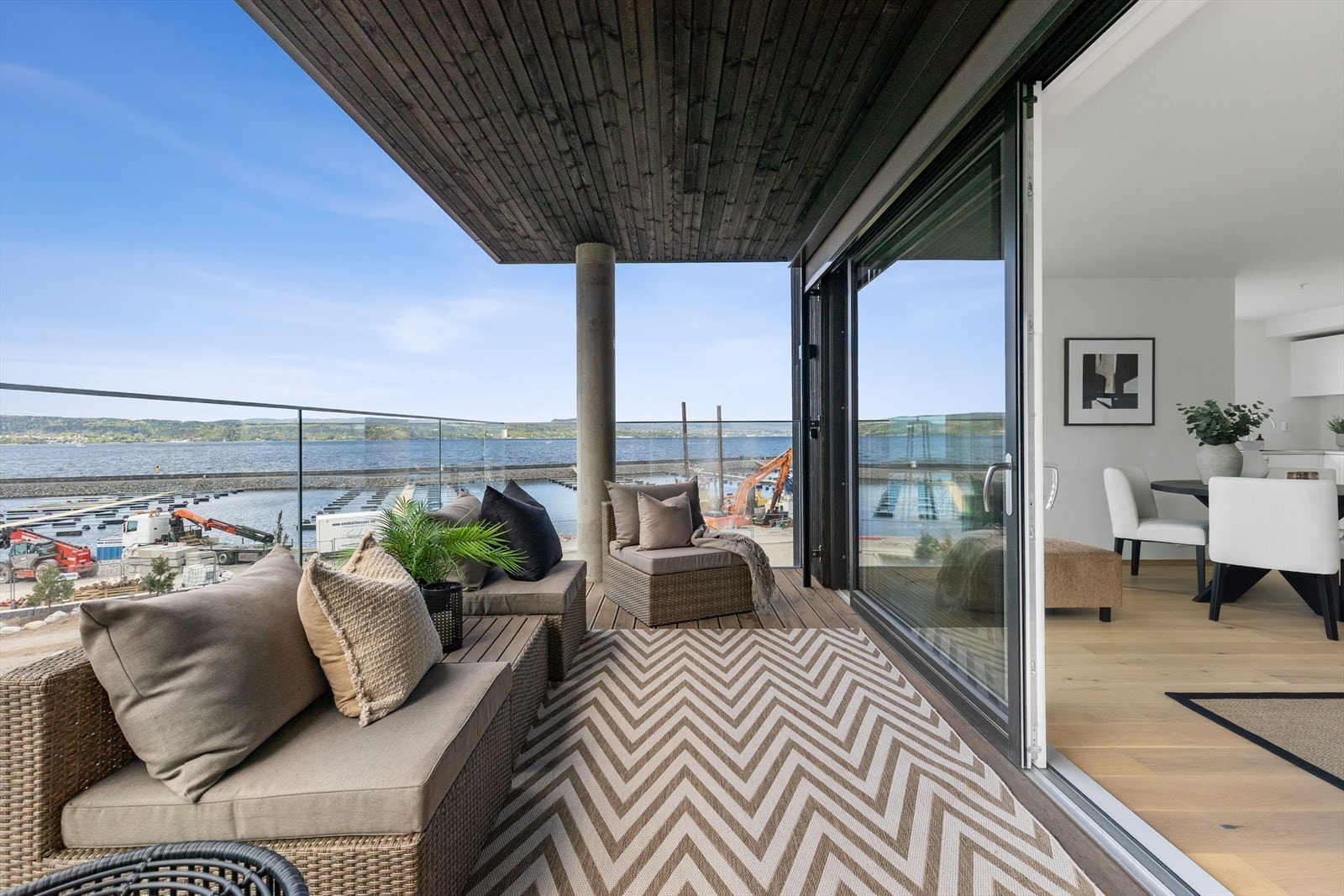 Balkongen har tak over og det er praktisk skyvedør for en glidende overgang mellom ute og inne. Galleribilde