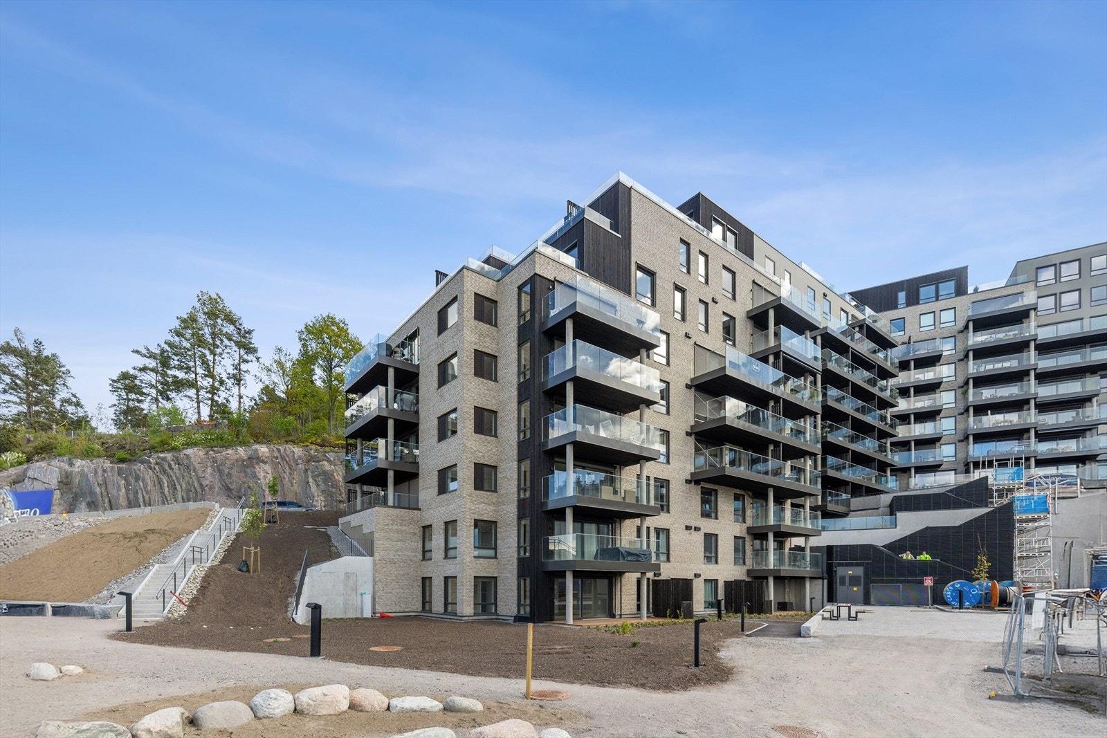 Leiligheten har vinduer mot syd og vest. Her har du flotte lys- og solforhold gjennom hele året. Galleribilde