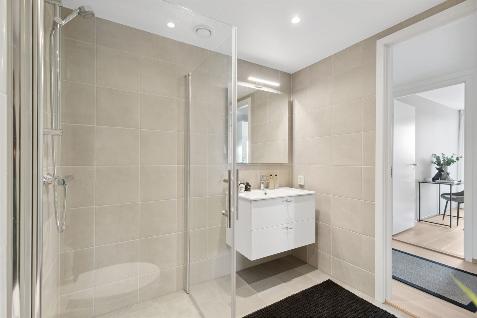 Downlights i himling og opplegg for vaskemaskin. Galleribilde