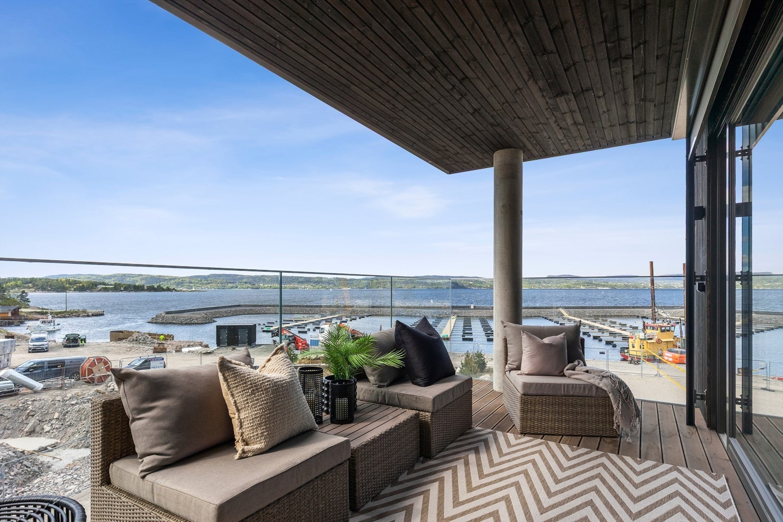 Leiligheten har en flott og solrik balkong, med nydelig utsikt til båthavn og fjord. Galleribilde