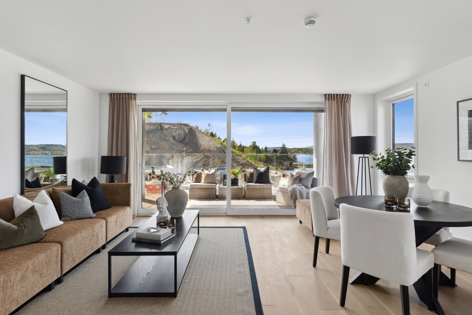 Stuen har store vinduer og godt med naturlig lys. Flott utsikt til sjøen. Galleribilde