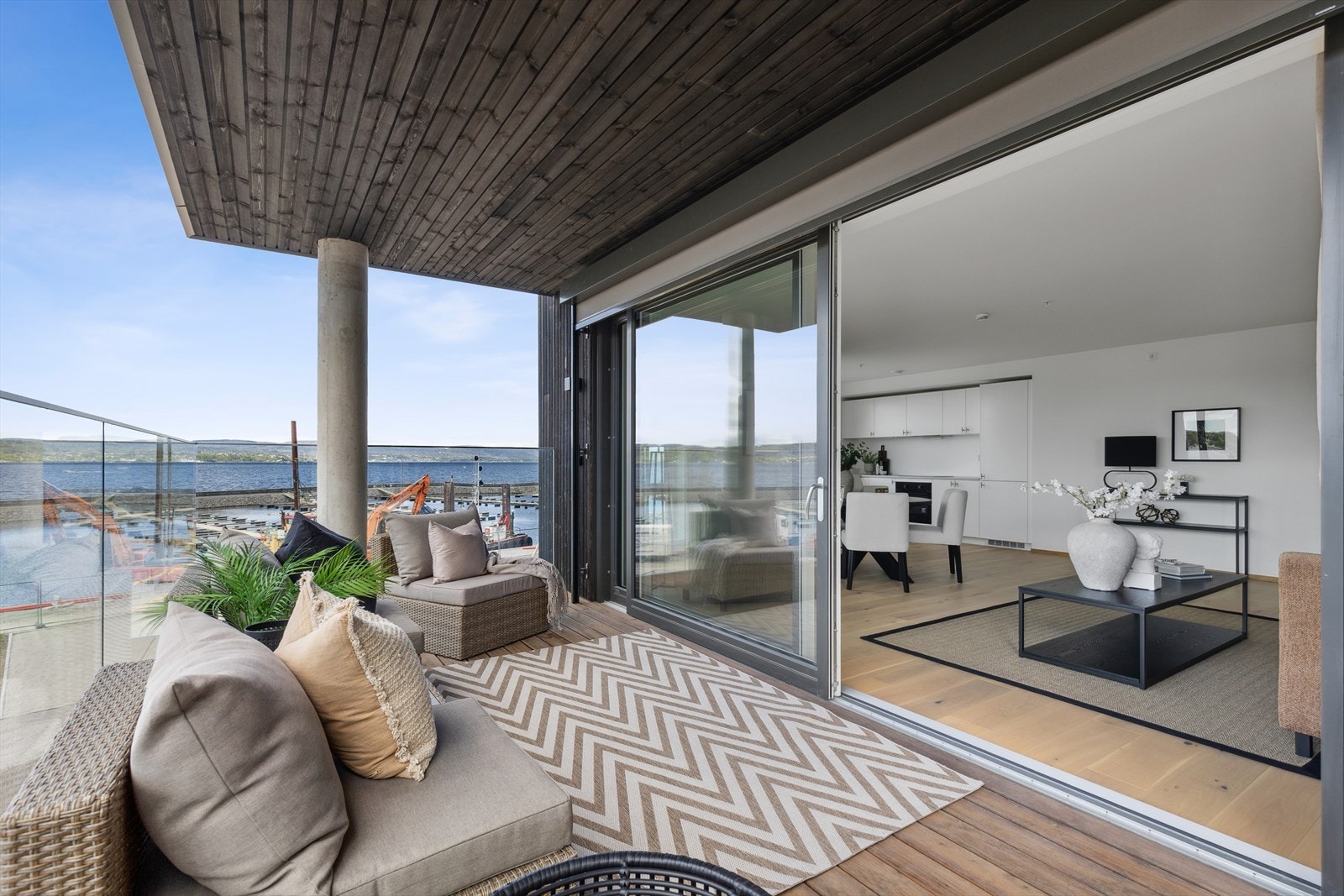 Balkongen er på over 12 m2 og har fin dypde som gir god plass for møblering. Galleribilde