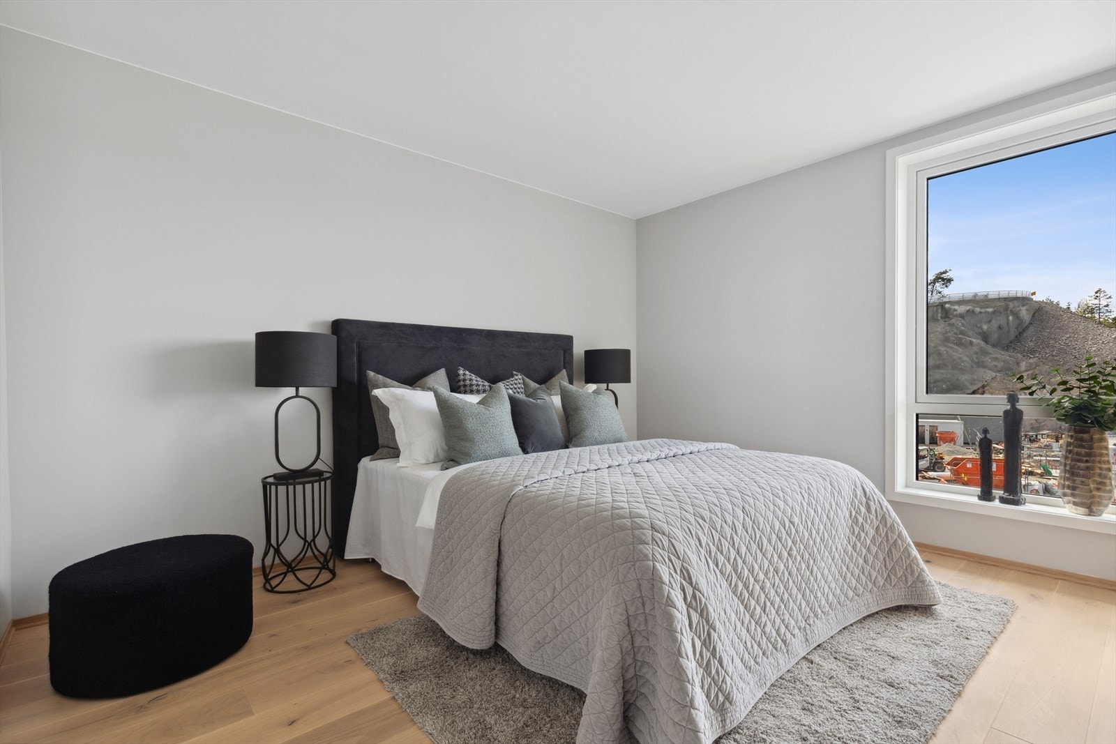 God plass for dobbelseng og skap. Galleribilde