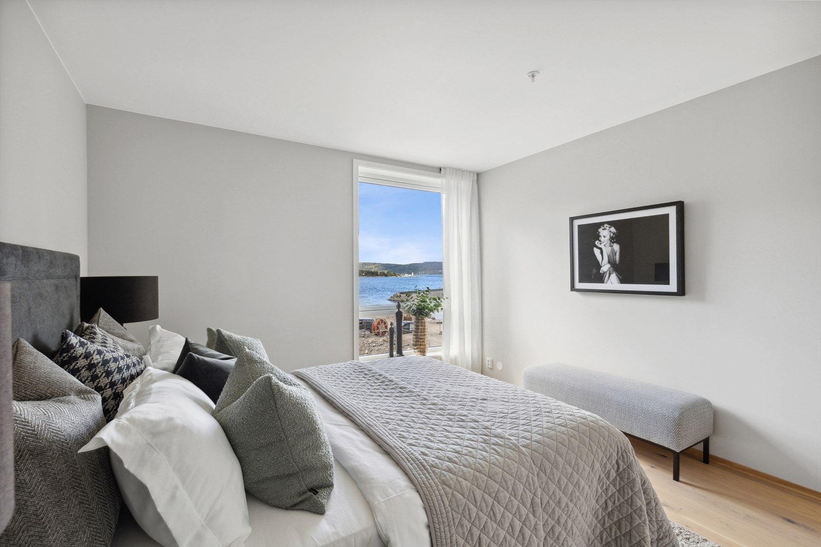 Hovedsoverom på ca. 13 m2 med fint utsyn til sjøen. Galleribilde