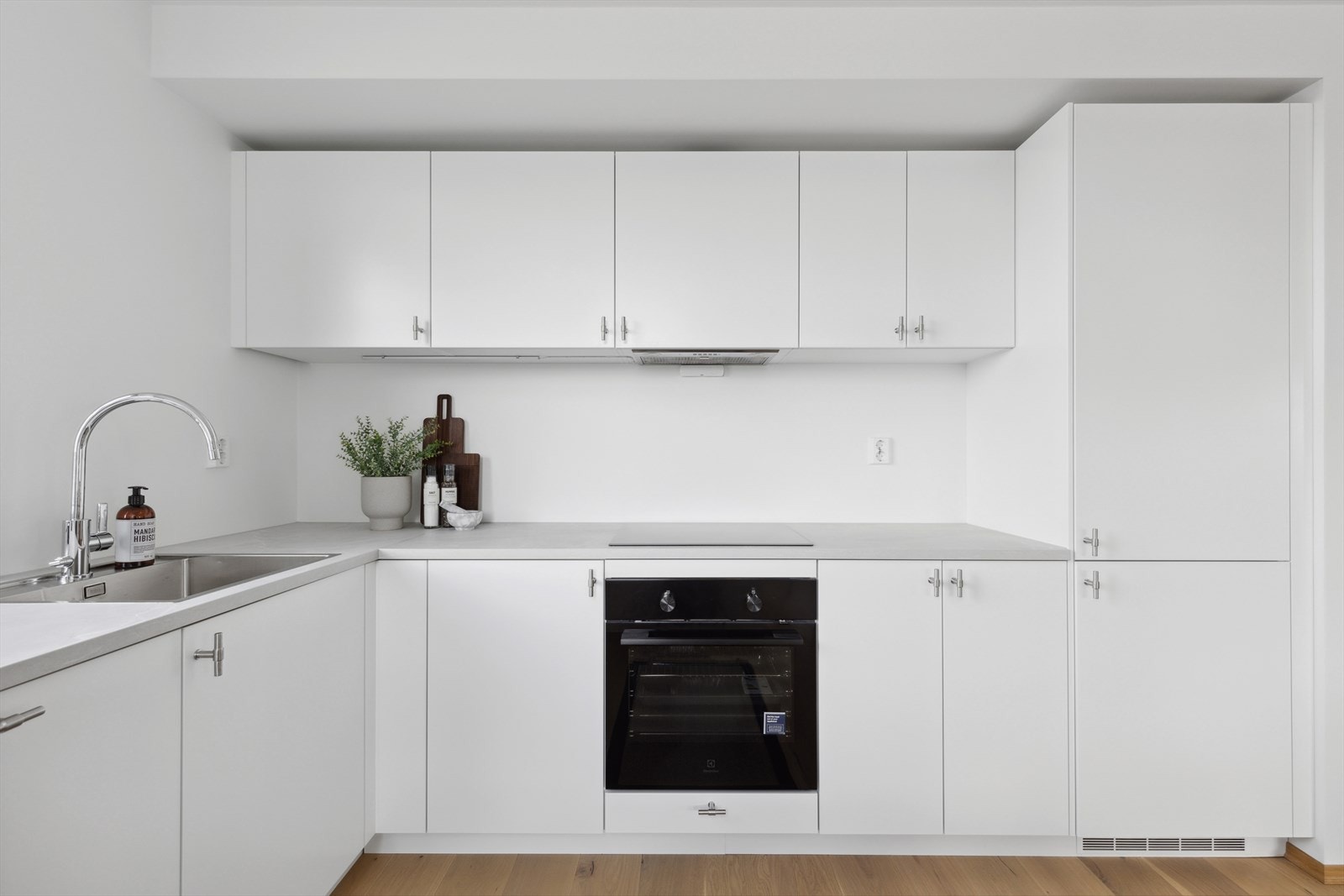 Kjøkkenet har godt med skapplass. Galleribilde