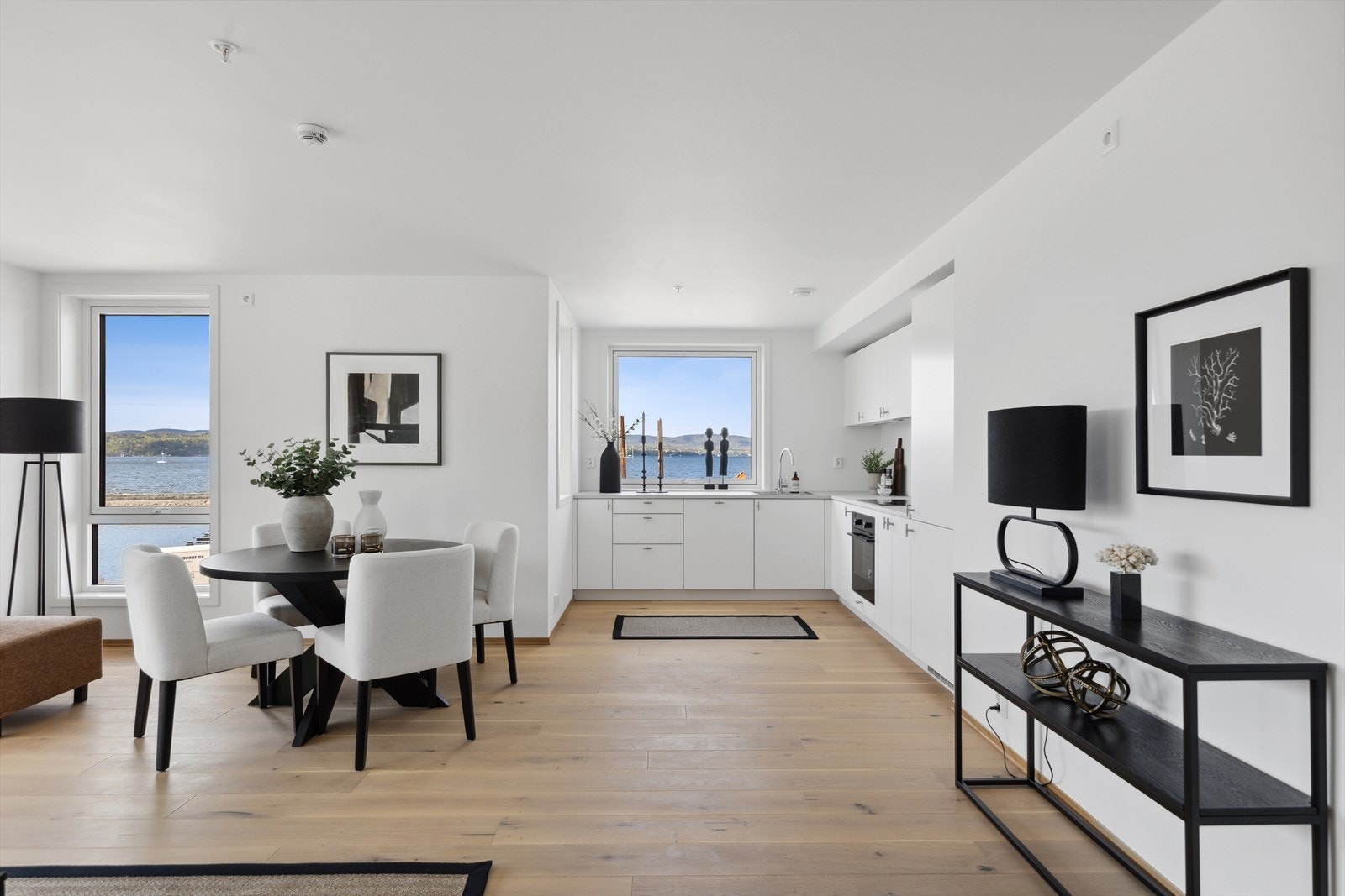 Det er to vinduer på kjøkkenet. Galleribilde