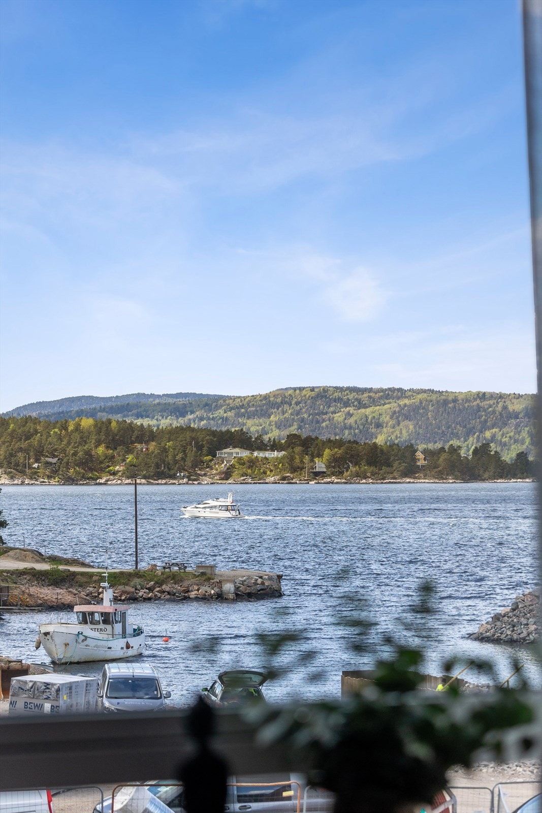 Leiligheten ligger helt i front mot sjøen. I havnen kan du leie båtplass om det er ønskelig. Galleribilde