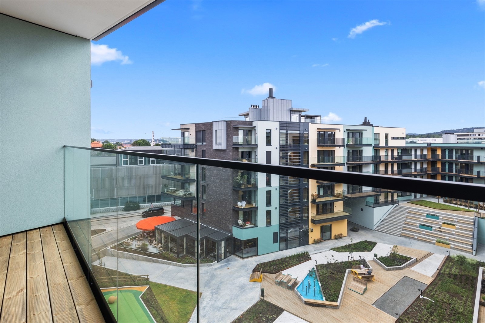 Fellesområde nedenfor, der restaurant La Racette også ligger. Galleribilde