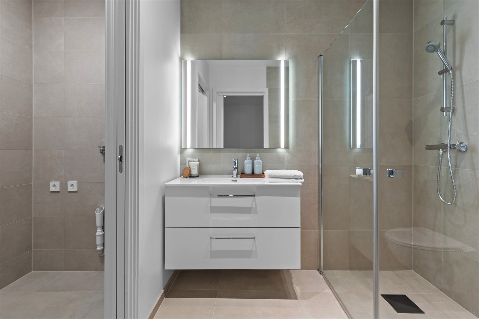 Flislagt bad med opplegg for vaskemaskin! Galleribilde