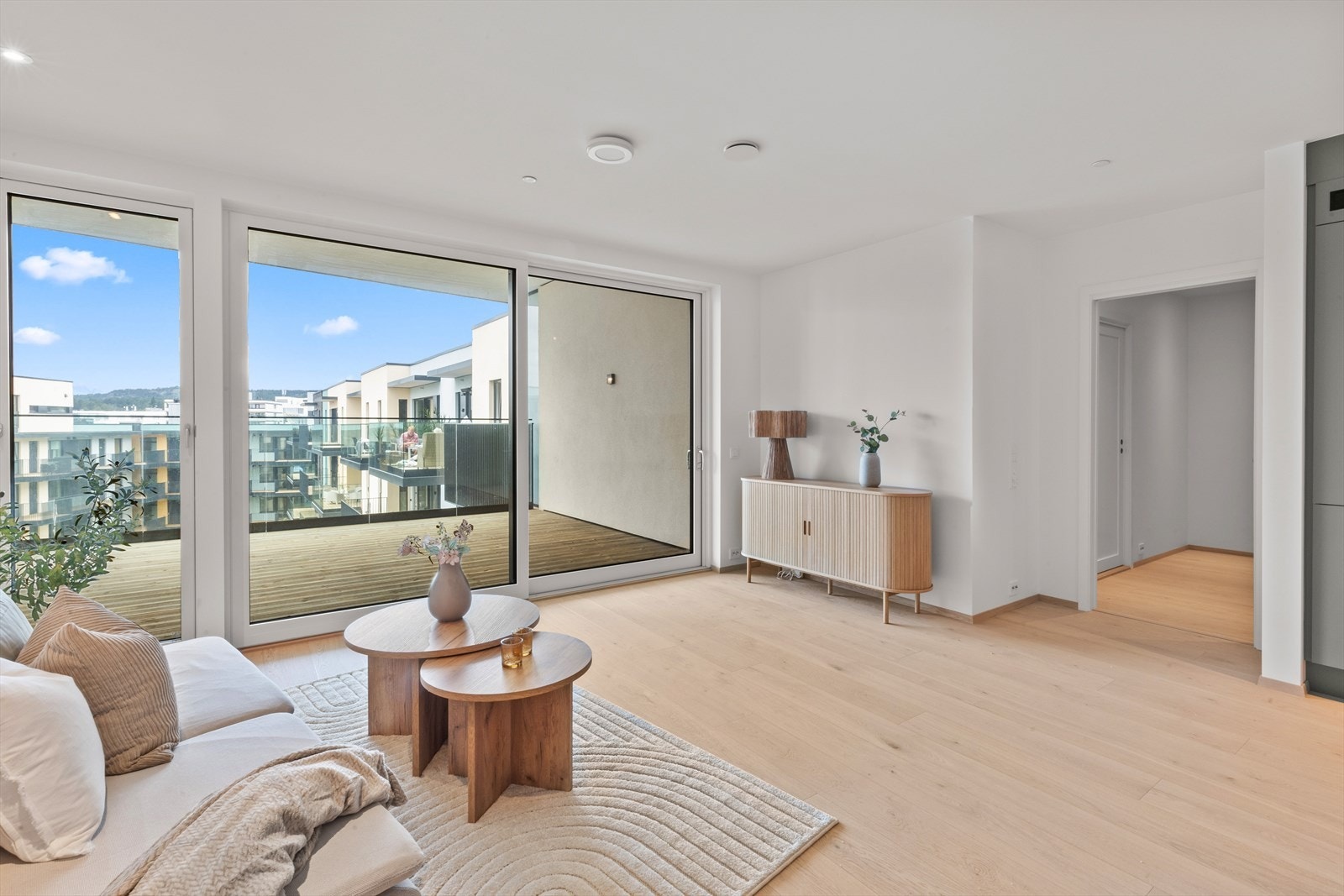 Lys, pen og romslig stue med utgang til balkong. Galleribilde