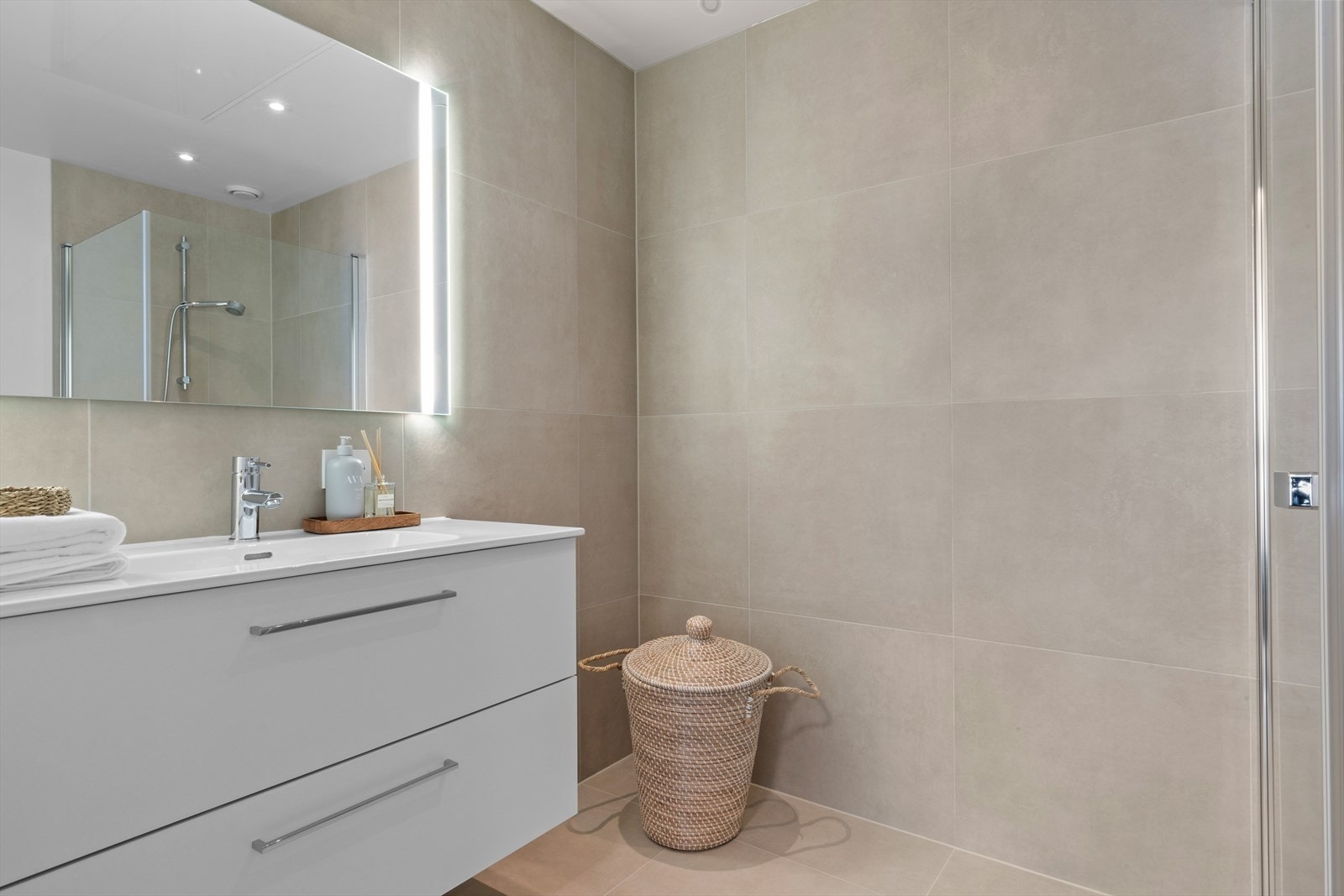 Nytt flislagt bad med dusj. Galleribilde