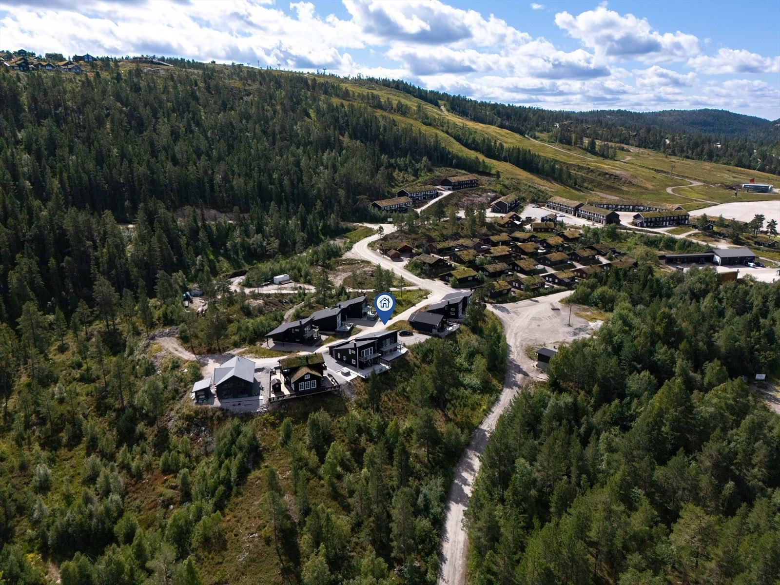 Gautefall Skisenter har 17 nedfarter, stolheis, skitrekk og rullebånd, samt skiutleie, kafé og Ski Lodge med blant annet bar og restaurant. Galleribilde