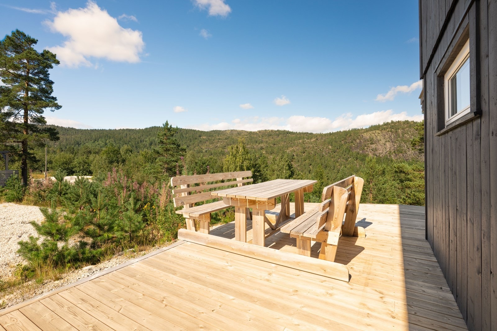 Mot nordvest har hytta uteplasser i begge etasjer med nydelig utsikt, og i 1. etasje går terrassen videre rundt til hyttas sørvest side, som sikrer gode solforhold. Galleribilde