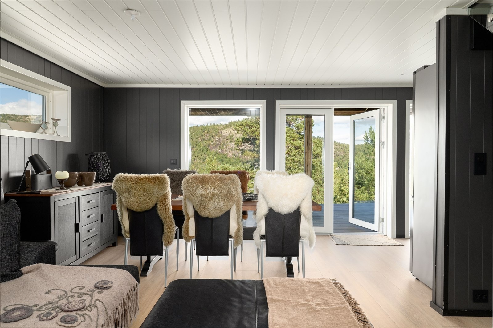 Innvendige overflater er i nydelige fargetoner hvor det hovedsakelige er valgt mørke, lune farger samt lyse, luftige farger, som gir en fin helhet til hytta. Galleribilde