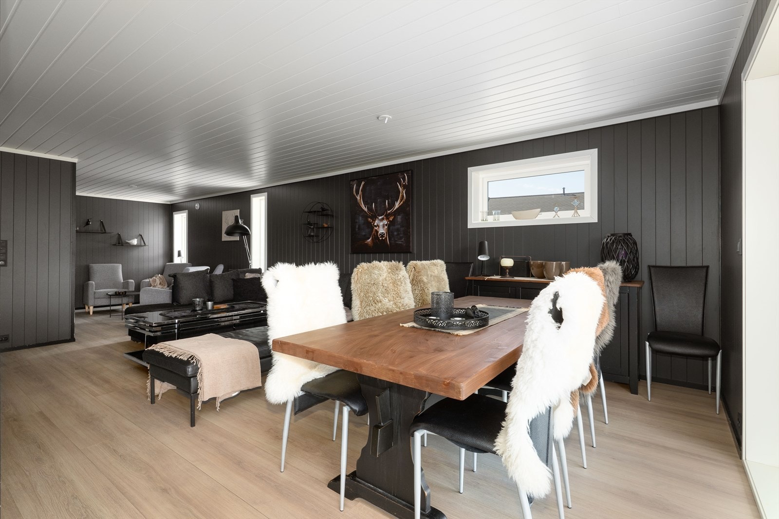 Åpen løsning mellom kjøkken og stue skaper et fint allrom i hytta. Galleribilde