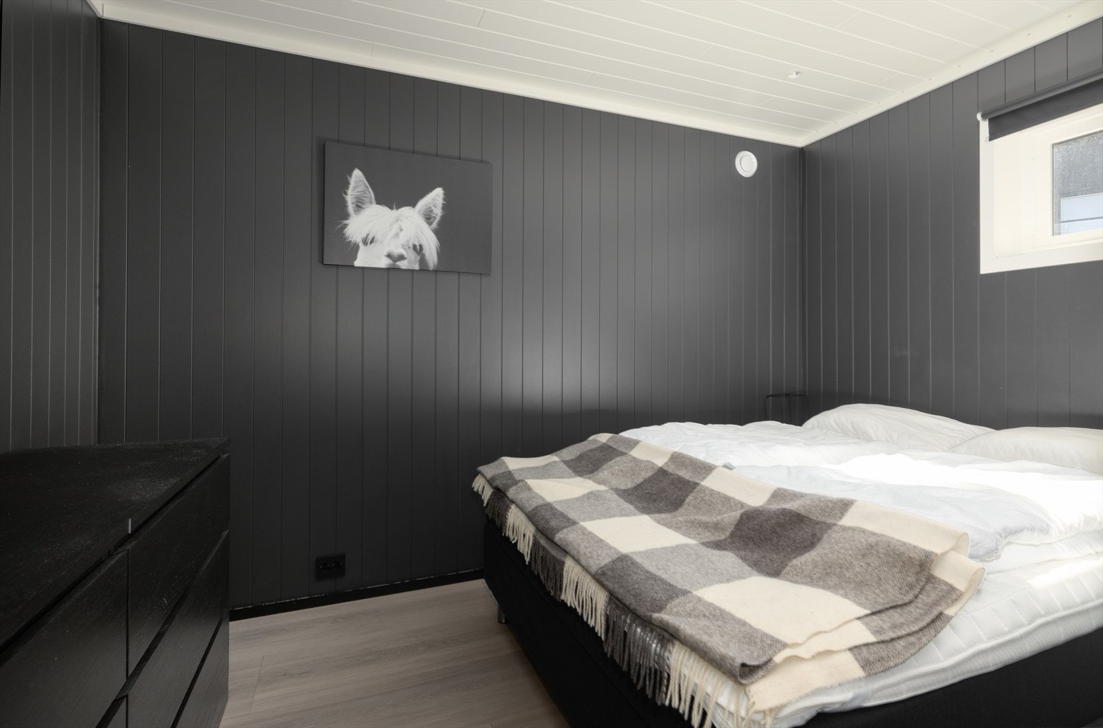 Hytta har hele fire soverom, hvorav et ligger i 1. etasje og de tre andre i 2. etasje. Galleribilde