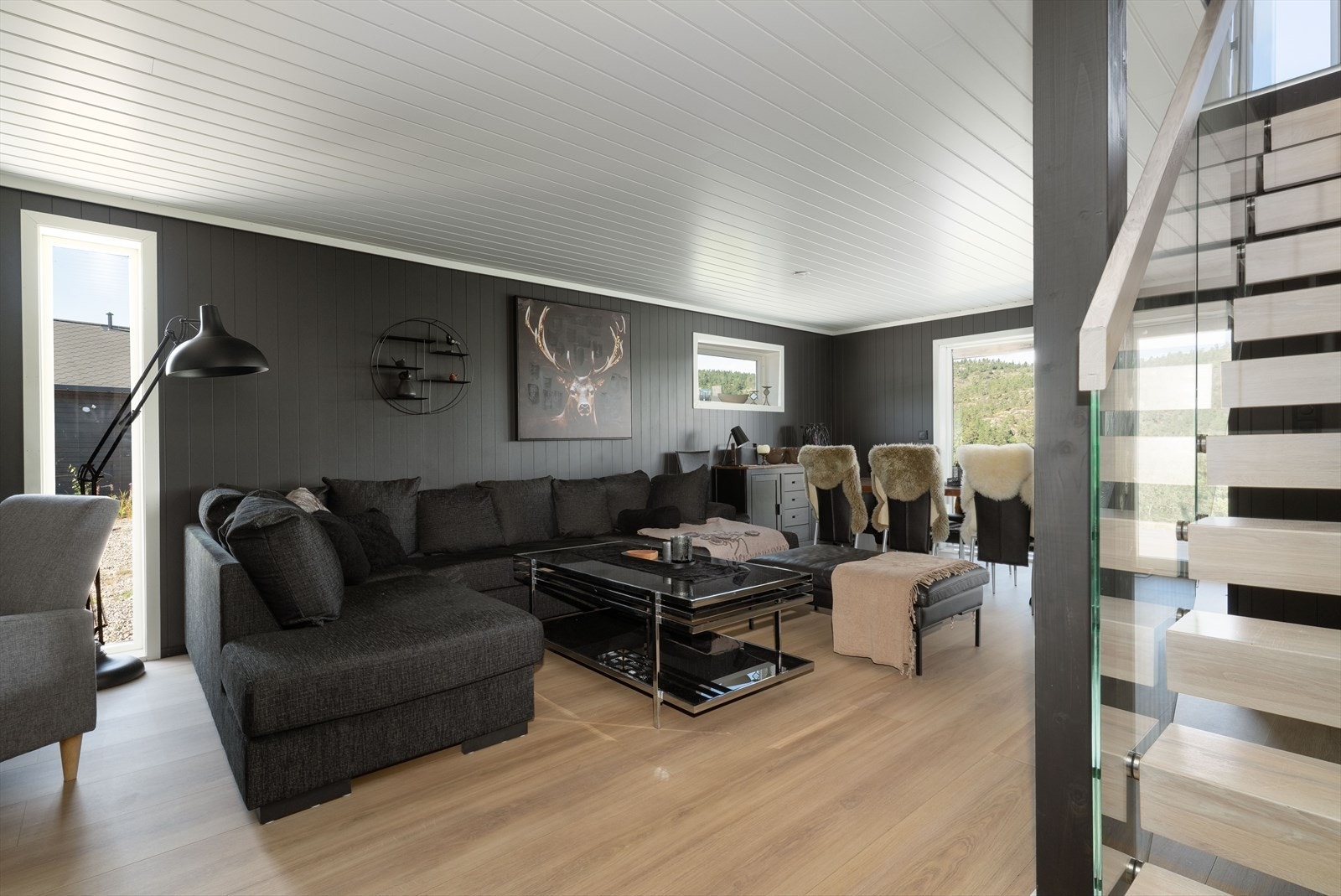 Hytta har varmekabler i alle rom i 1. etasje, som kan styres via app. I tillegg til at det er varmekabler i utvendig sportsbod og ved inngangsparti. Galleribilde