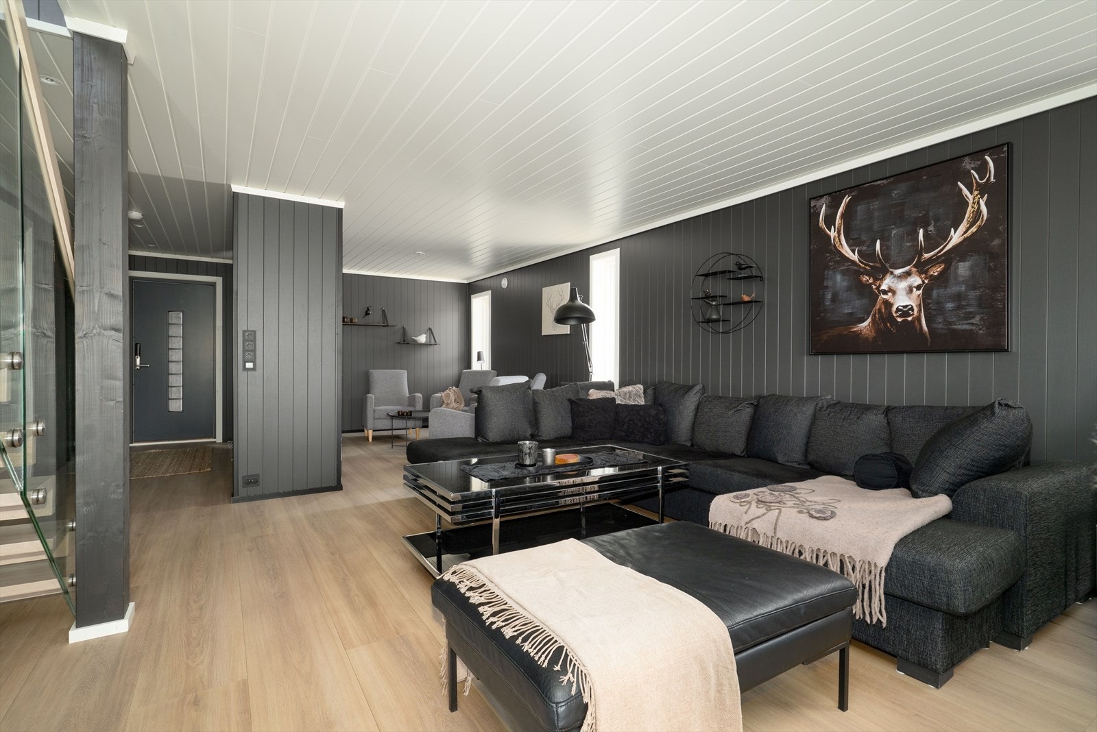 Stuen er av god størrelse hvor det er store vindusflater særlig mot nordvest og også noen mot sørvest, som sikrer fine lysforhold inn i rommet. Galleribilde