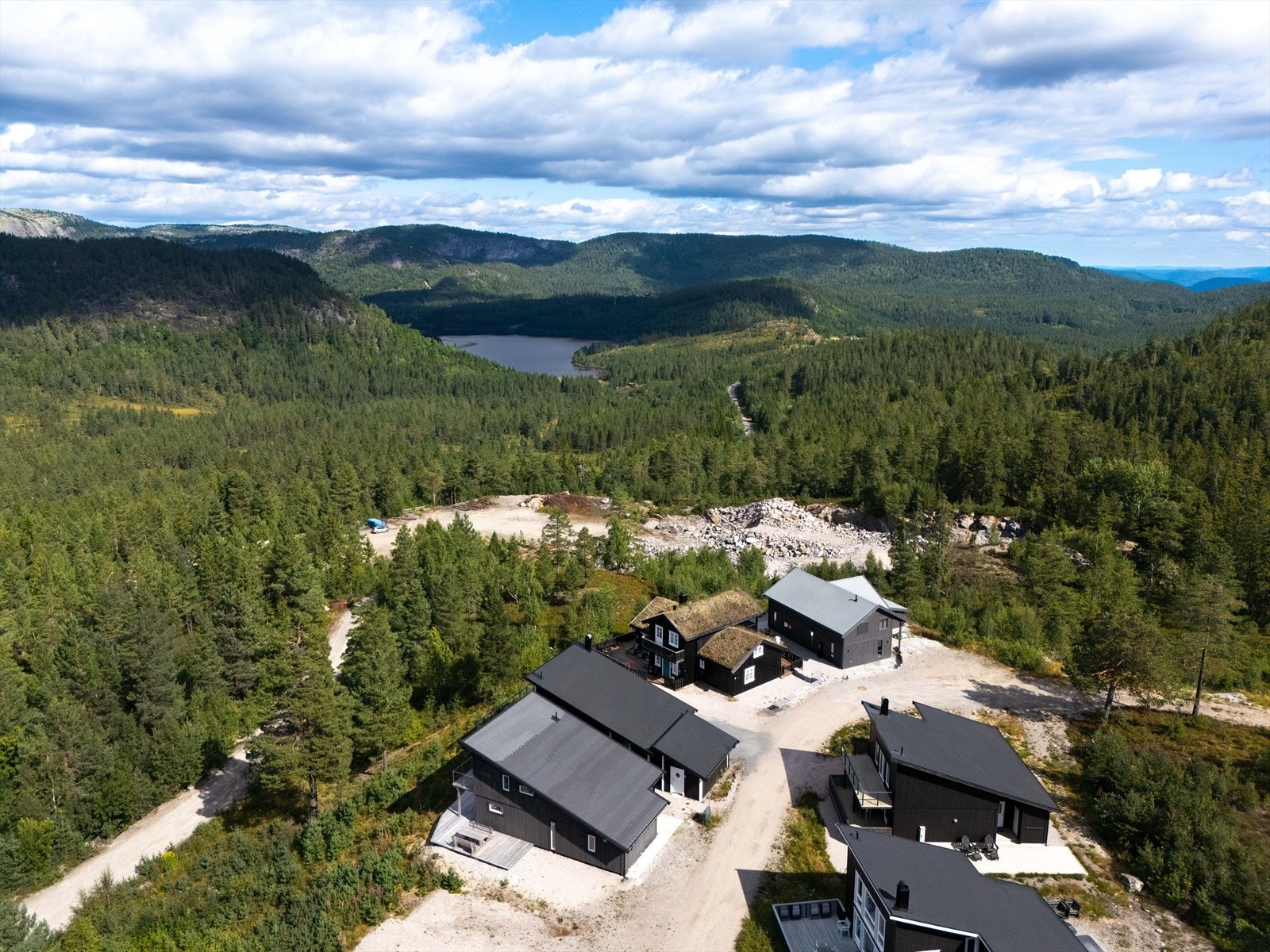 Området byr på store bærområder, sopp, et flust av fiskevann og flere bademuligheter. Galleribilde